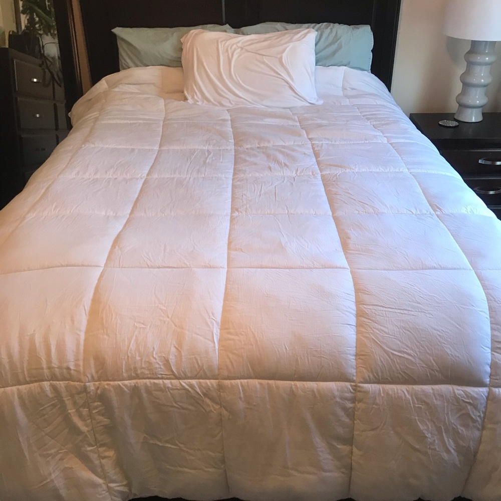 White bed spread - Picture 3 of 3